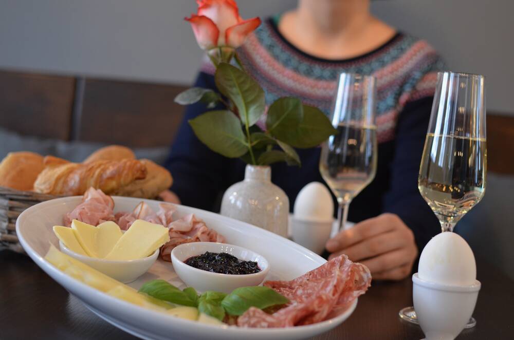 Frühstück im Café & Bistro drehscheibe für 1 Person Frühstück im Café drehscheibe